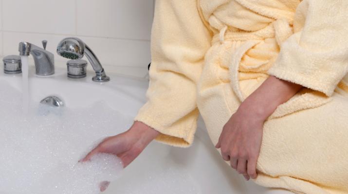  در هنگام حمام و دوش گرفتن در فصل زمستان از آب ولرم به جای آب خیلی داغ استفاده کنید